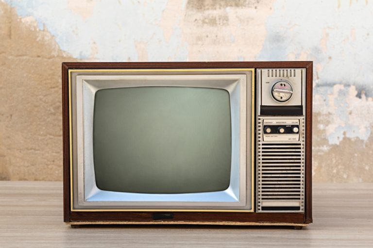 She Left a Polite Note About Her Neighbor’s Loud TV. His Reply Made Her Cry. - Featured image