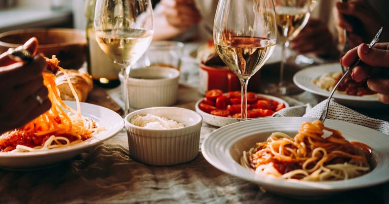 A Restaurant Has a Strict ‘No Cellphones Allowed’ Policy.  Let’s Hope It Starts A Trend. - Featured image