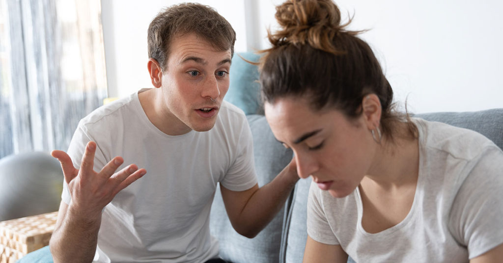 11 Red Flags That Reveal a Toxic Relationship - Featured image