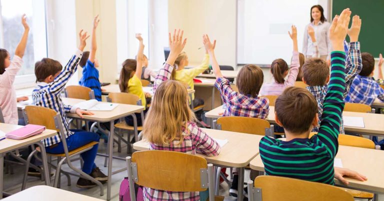 Dad Criticized For Supporting Daughter After Teacher Confiscates Her Book - Featured image