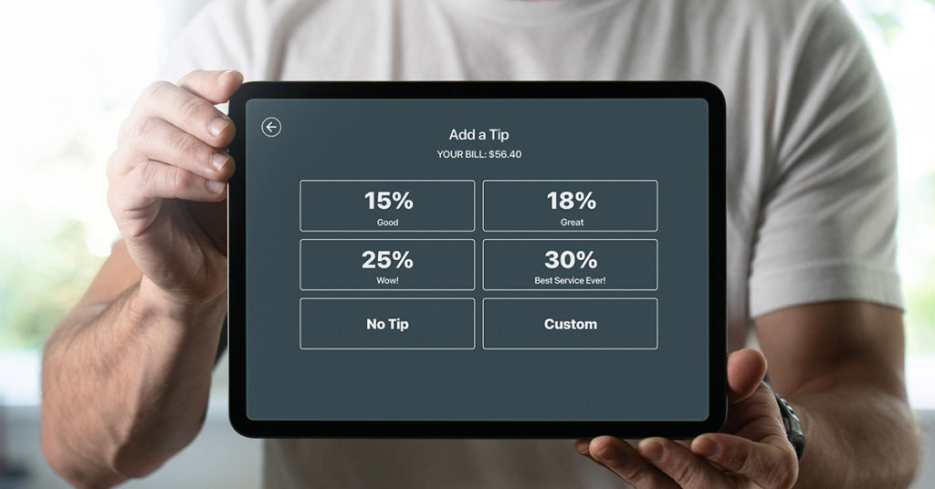 Man Sparks Controversy After Saying He Refuses to Pay a 25% Tip - Featured image