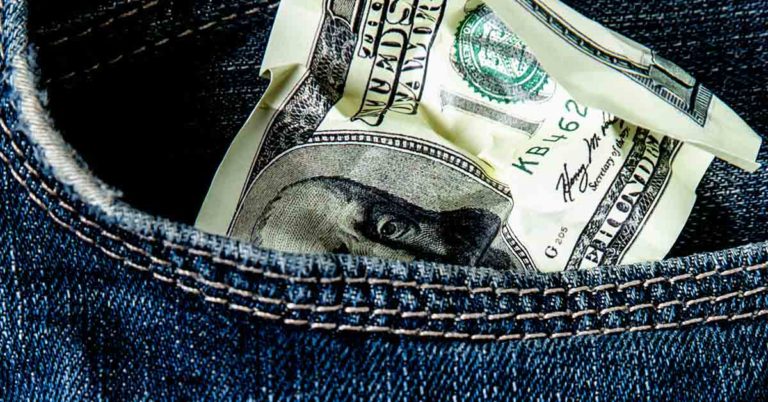 Selfless Father of Three Donates His Last $2 to a Stranger at a Gas Station – a Short Story - Featured image