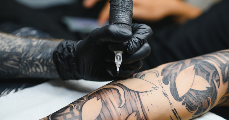 People Give Tattooed Woman a Reality Check as She Has Trouble Finding a Job - Featured image