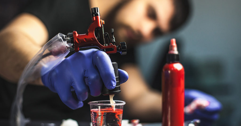 If You See Someone With This Tattoo On Their Pinky, This Is What It Means - Featured image