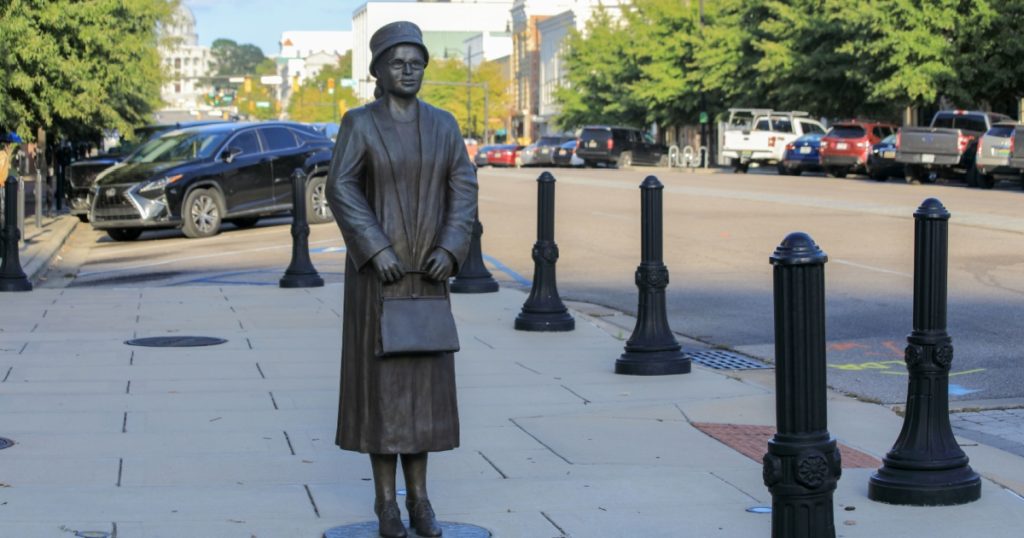 Montgomery AL, EE.UU 08-31-2022 Rosa Parks Dedication Statue