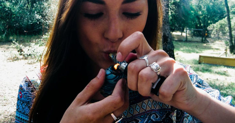 Why This Mom Loves Smoking Weed With Her 14-Year-Old Daughter - Featured image
