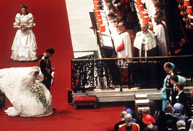Princess Diana greeting Queen Elizabeth II by performing a curtsy