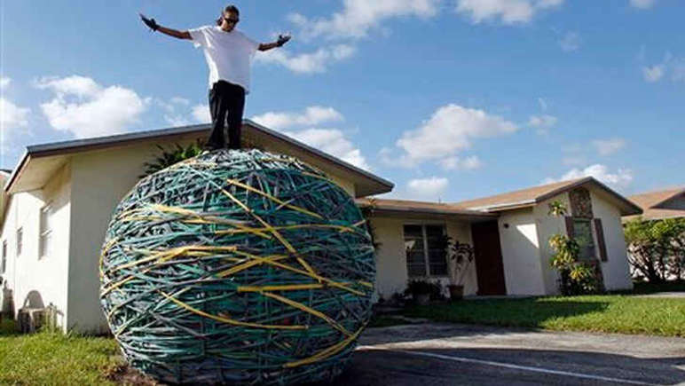 The largest rubber band ball.