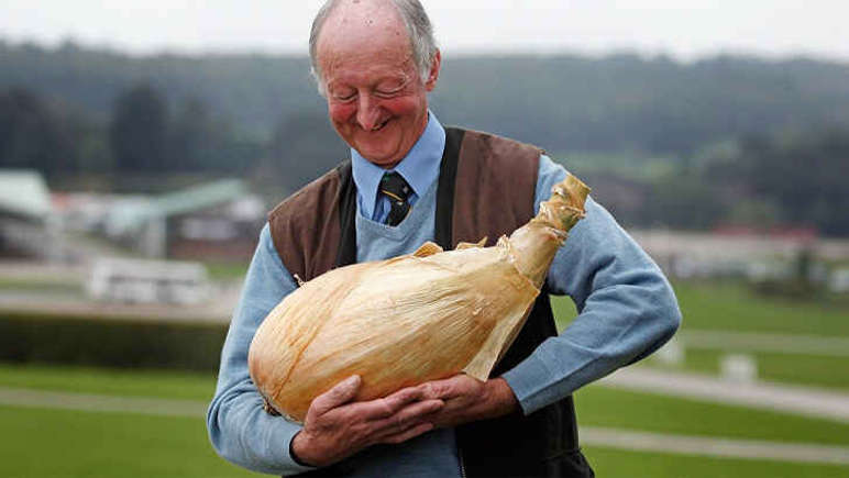Pete Glazebrook with the world's heaviest onion.