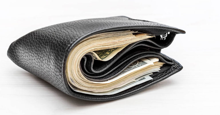A Man Finds a Wallet With $800… What Happens Next Is Miraculous – a Short Story - Featured image