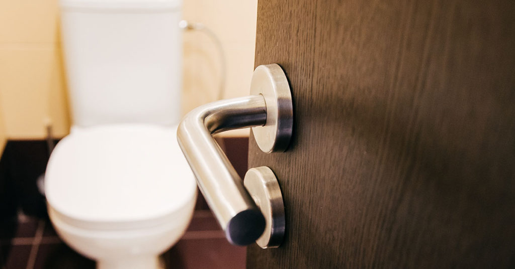 Should You Open Or Close The Bathroom Door When Not In Use? - Featured image