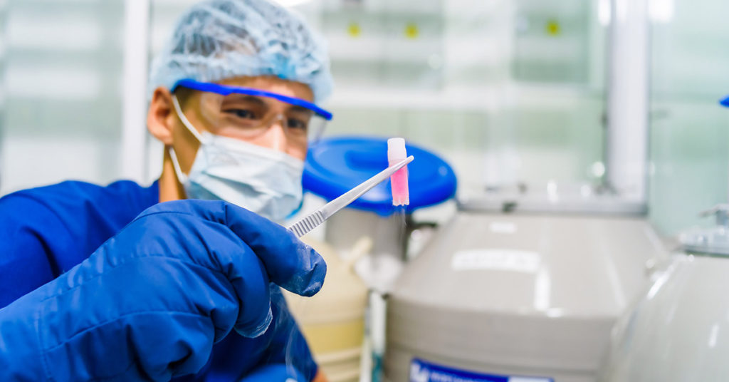 Mother Uses Embryo That Is Just a Year Younger Than Herself - Featured image