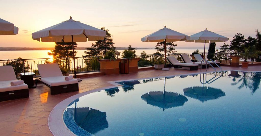 Man Goes for Vacation By Himself After Girlfriend Isn’t Able to Pay Her Share - Featured image