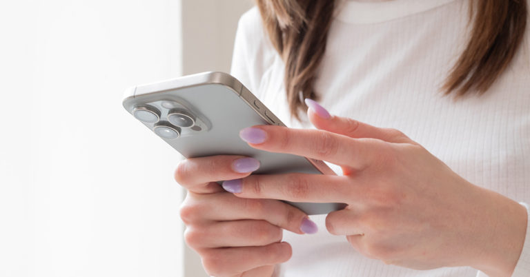 iPhone Users Surprised To Find Out The Purpose of The Line at The Bottom of The Screen - Featured image