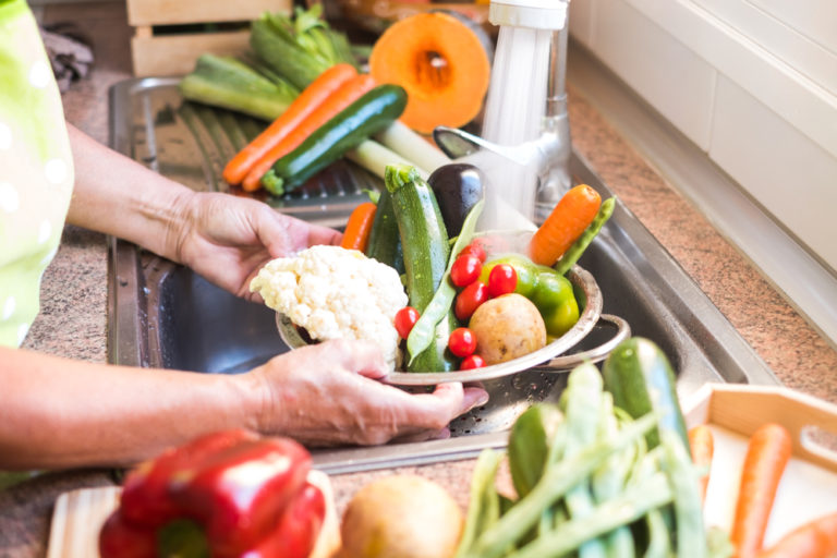8 Ways to Clean Your Produce Better Than Using Water Alone - Featured image