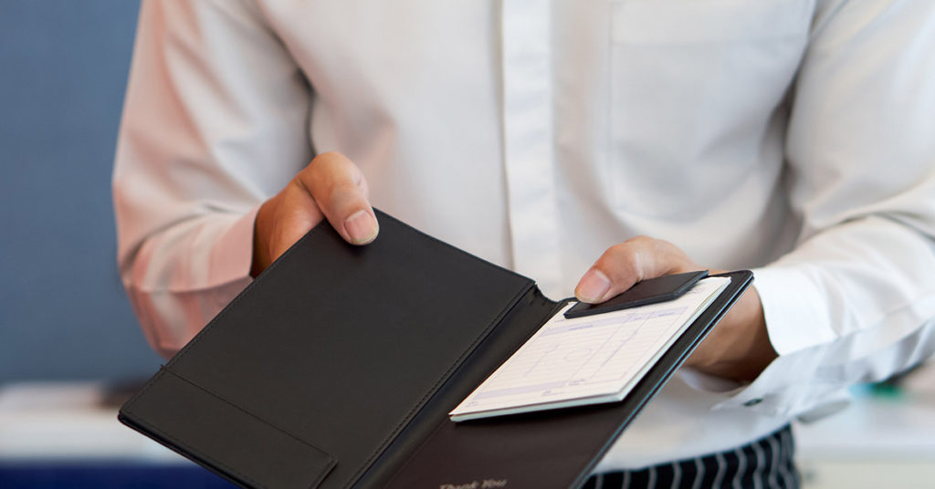 Woman Goes On Blind Date and Invites 23 Family Members to Dinner to Test Her Date’s Generosity - Featured image