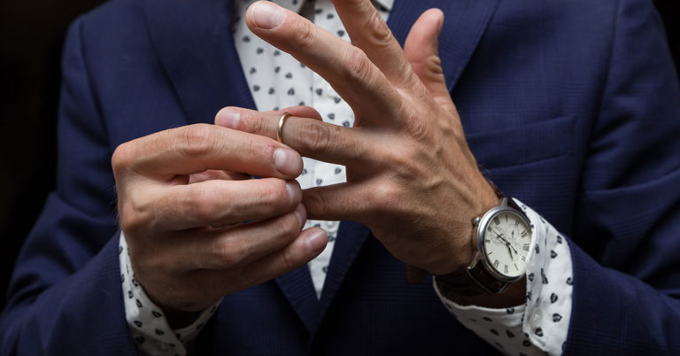 Private Investigator Claims Men Who Cheat Always Do The Same Thing, and It Gives Them Away - Featured image