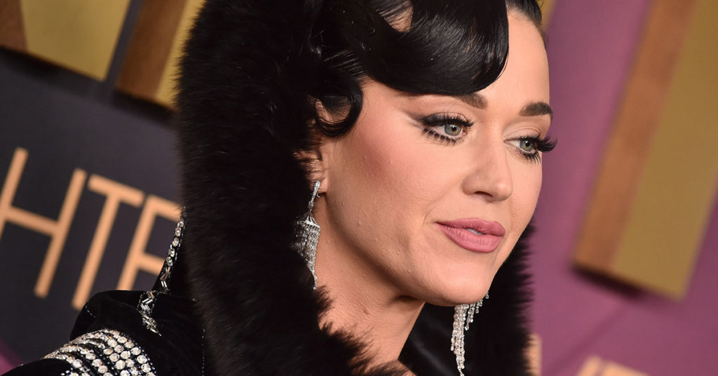Trolls Attack Katy Perry For Appearing On A Balcony Is A Skimpy Outfit - Featured image