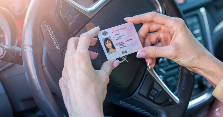 50-Year-Old Woman Still Gets Asked for ID – ‘It’s So Flattering’ - Featured image