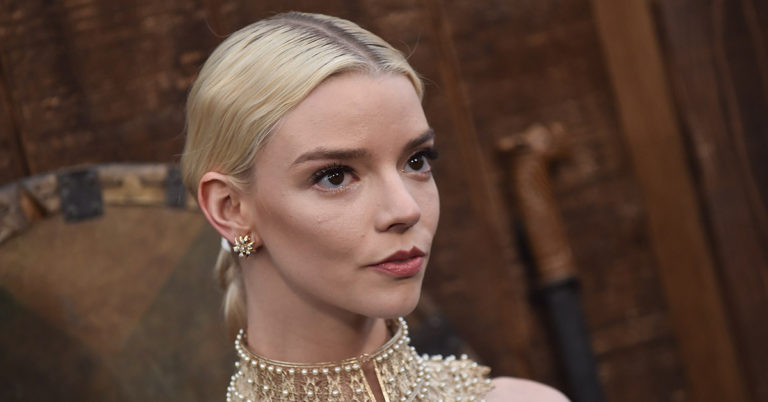 14 Famous People Before and After Getting Chiseled Cheek Bones - Featured image