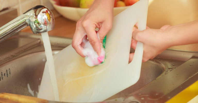 How To Effectively Clean Plastic Cutting Boards - Featured image