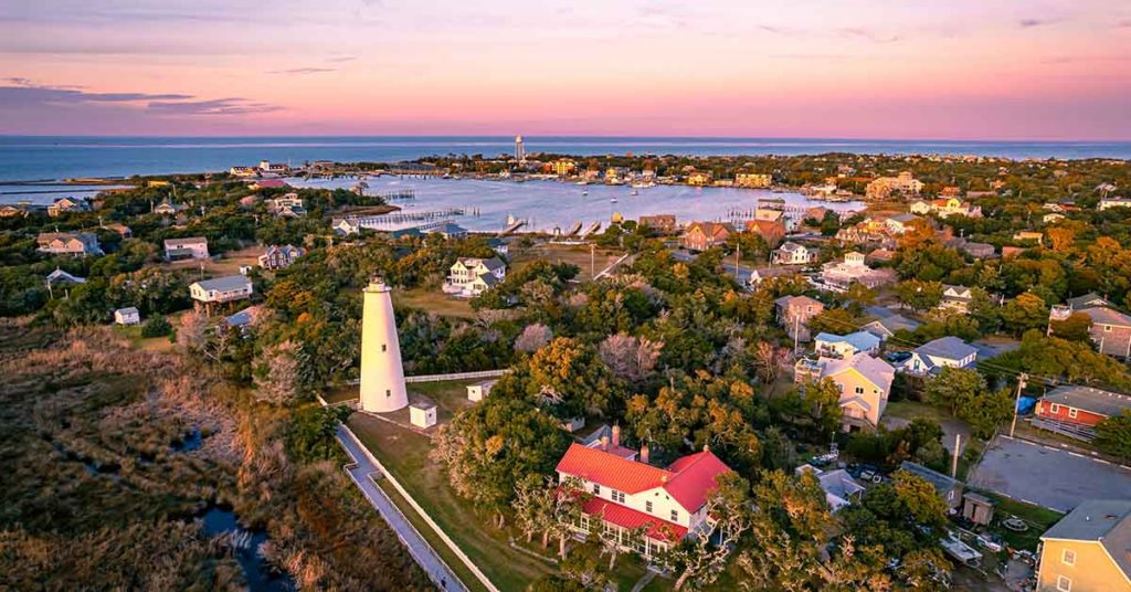 15 Best Beach Towns in The U.S. That Will Have You Feeling Laid Back, Relaxed, and Enjoying The View - Featured image