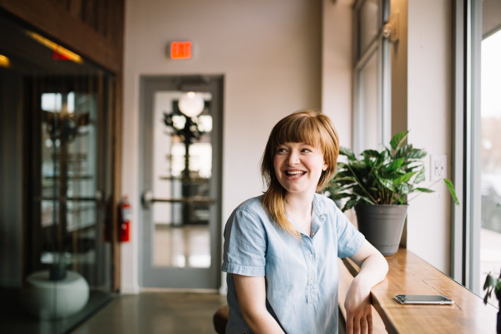 red hair woman sitting at bar