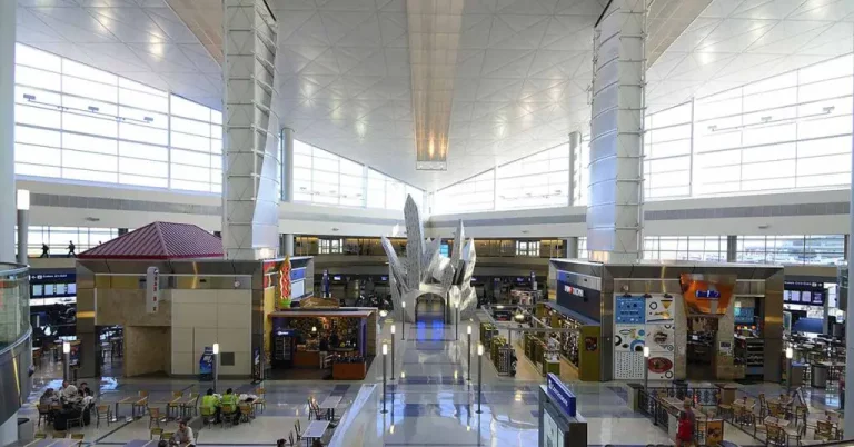 Man Collapses in Airport, then Strangers Realize He’s Going Home to the Last People He Expects - Featured image