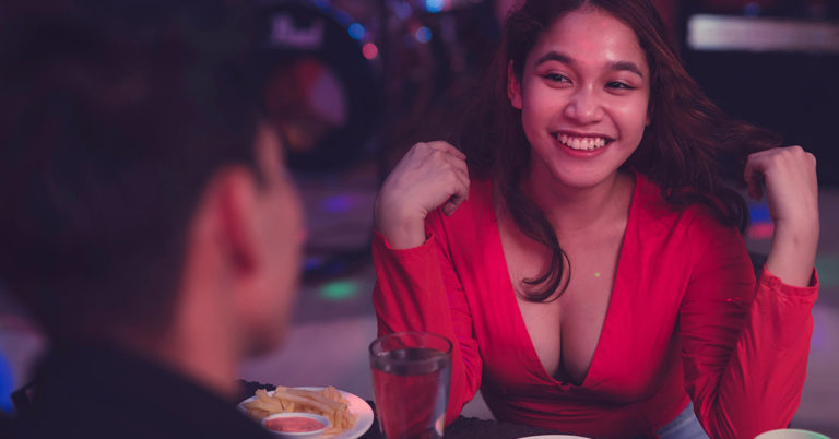 There’s One Crucial Thing You Should Know About First Dates, According to Dating Coaches - Featured image