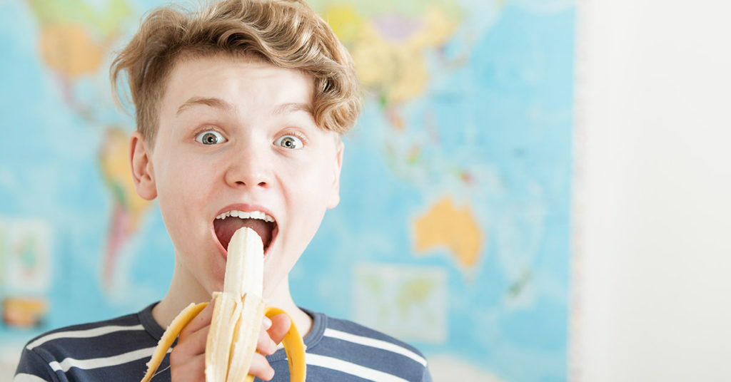 School Cafeteria Worker Sends Beautiful Messages to First Graders on Banans - Featured image