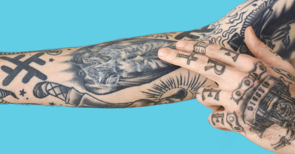 Father Who Was Covered In Tattoos Shares His Shocking Transformation Story After Painful Surgeries to Remove Them - Featured image