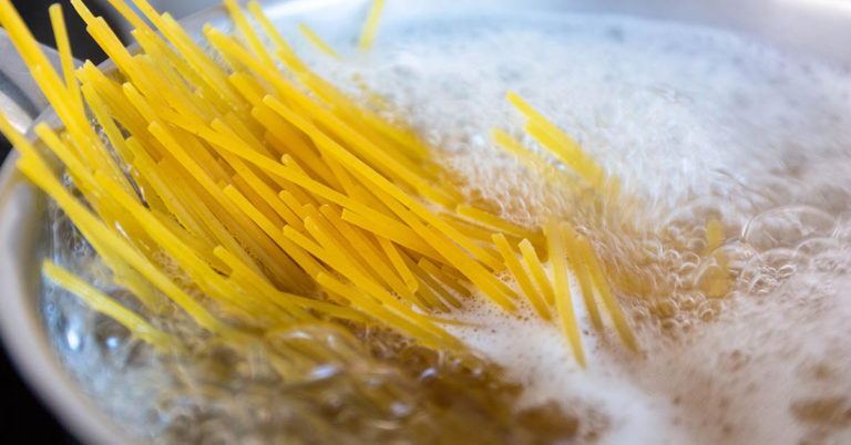  Why You Shouldn’t Add Oil To Your Boiling Pasta Water - Featured image