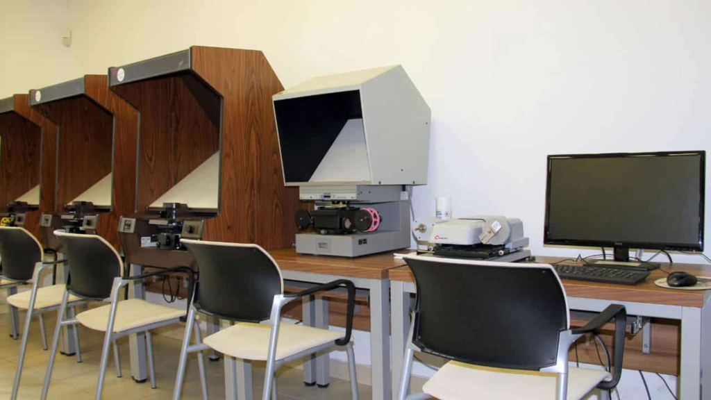 Microfiche reader