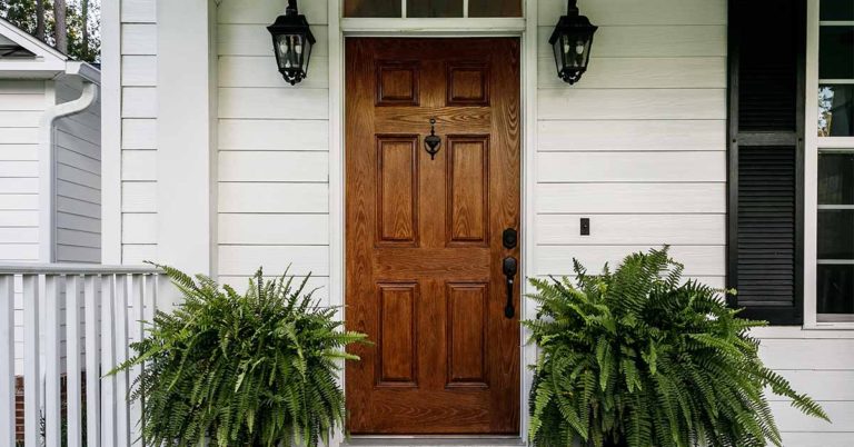 13 Things You Should Never Put On Your Front Door - Featured image