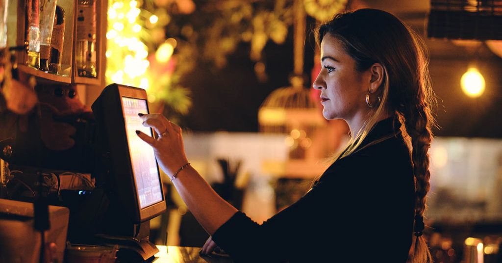 9 Sneaky Ways To Get Free Food When Eating Out - Featured image