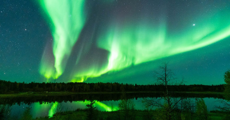 You Can Book a 3-hour Round-Trip Flight From These European Airports to See The Northern Lights From the Air - Featured image