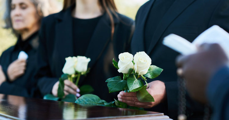 Sick Teen Died Watching Television As Her Mother Thought She Was ‘Exaggerating’ and Went to The Bar - Featured image