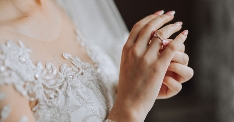 Bride’s Shocking Three-Word Response After Seeing Groom At Altar for First Time - Featured image