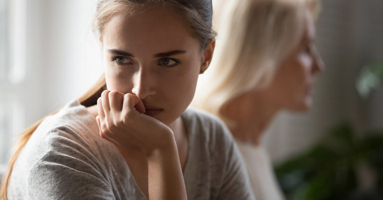 Parents Who Aren’t Close With Their Adult Kids Usually Have These 10 Traits - Featured image