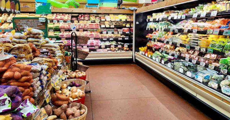 13 Things You Could Be Doing At The Grocery Store That Might Be Rude - Featured image