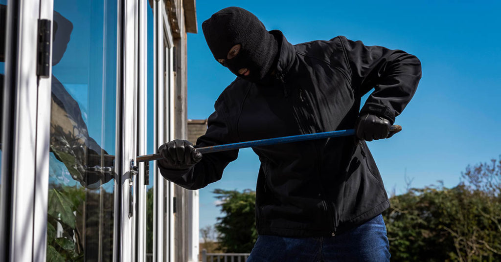 10 Red Flags That Will Make Your Home an Easy Target for Break-Ins - Featured image