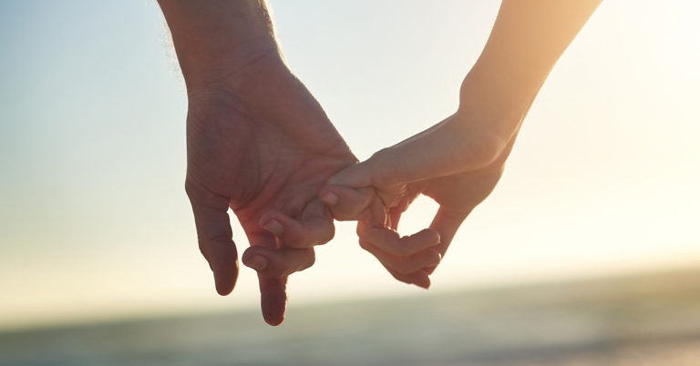 Teen Who Is Dating Her Father Reveals What Her Family Thinks of Her Relationship - Featured image