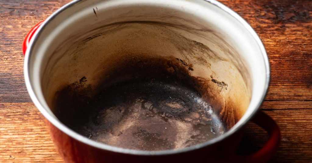 14 Things You Should Always Throw Away (And 10 You Shouldn’t) - Featured image