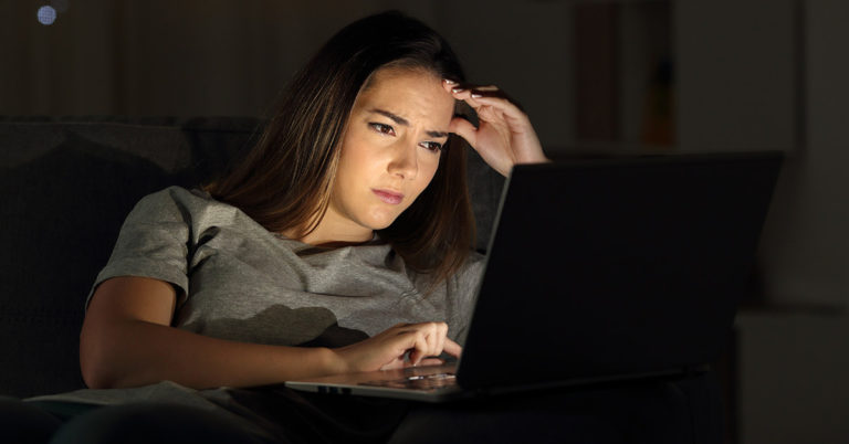 People Freaked Out After Spotting Creepy Hidden Face in Group Photo - Featured image