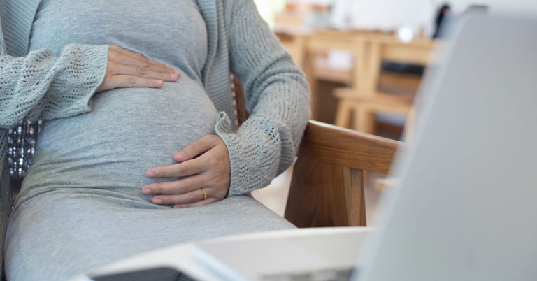 Boss Fires Employee After Coming Back From Maternity Leave Pregnant Again - Featured image