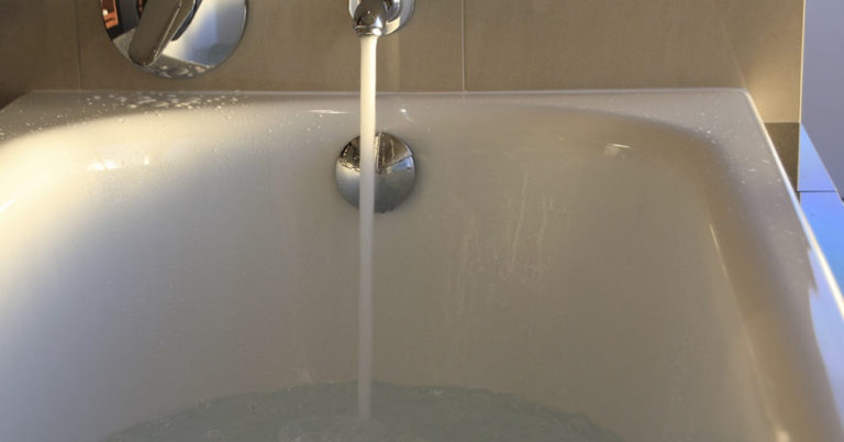 Teenager DieD After Dropping Her Phone In Bathtub While On A Call With Her Friend - Featured image