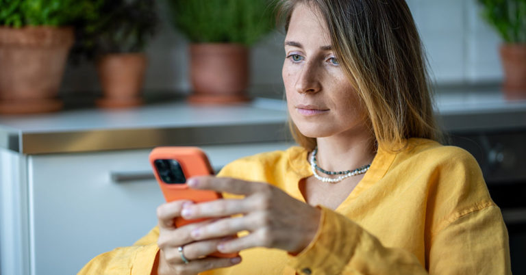 Jessica Alves, 41, Seen Leaving Hospital in Turkey Covered in Bandages - Featured image