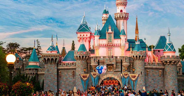 Model Body Shamed at Disney Land, Leading to Online Debate - Featured image