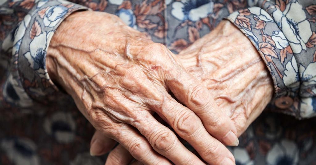Nursing Home Worker Took a Viral Photo That Highlights The Beauty of Aging - Featured image
