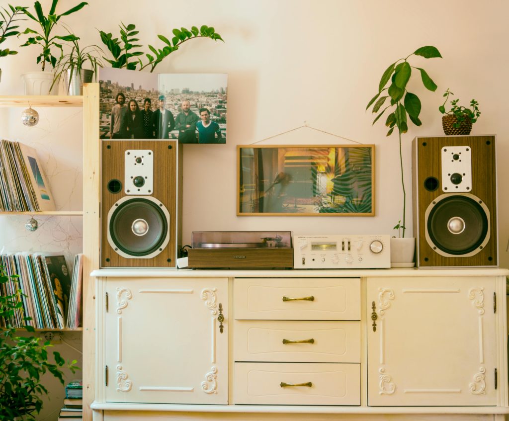 clean, decluttered room